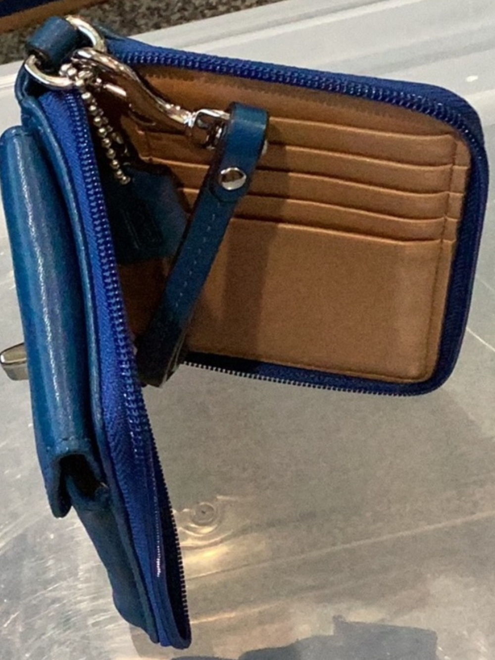 Vintage Coach Teal Blue Leather turn lock Wristlet with Nickel Hardware - Picture 6 of 7